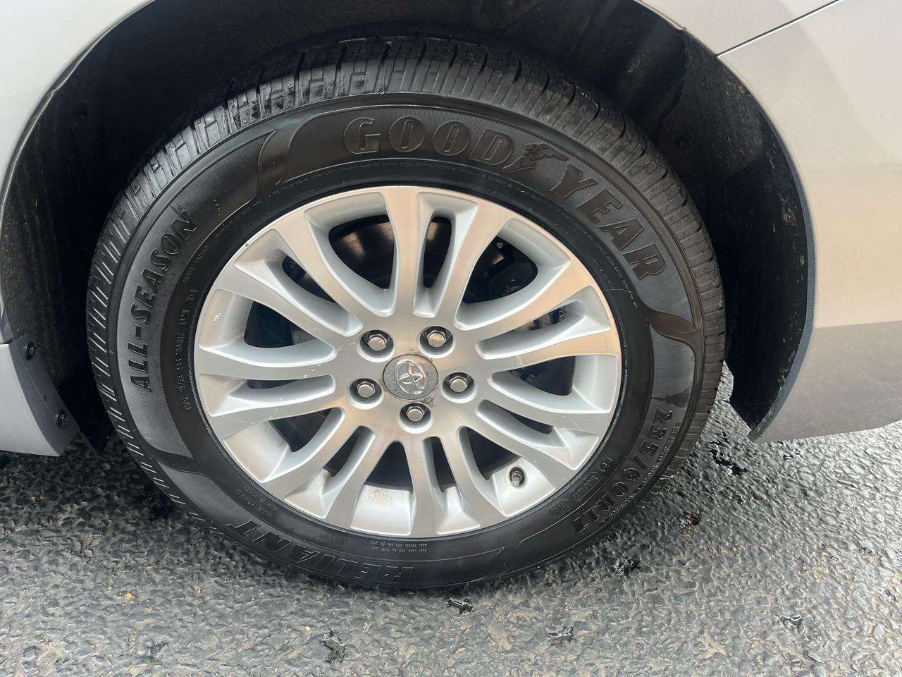 Toyota Sienna XLE Premium FWD 8-Passenger V6 2017