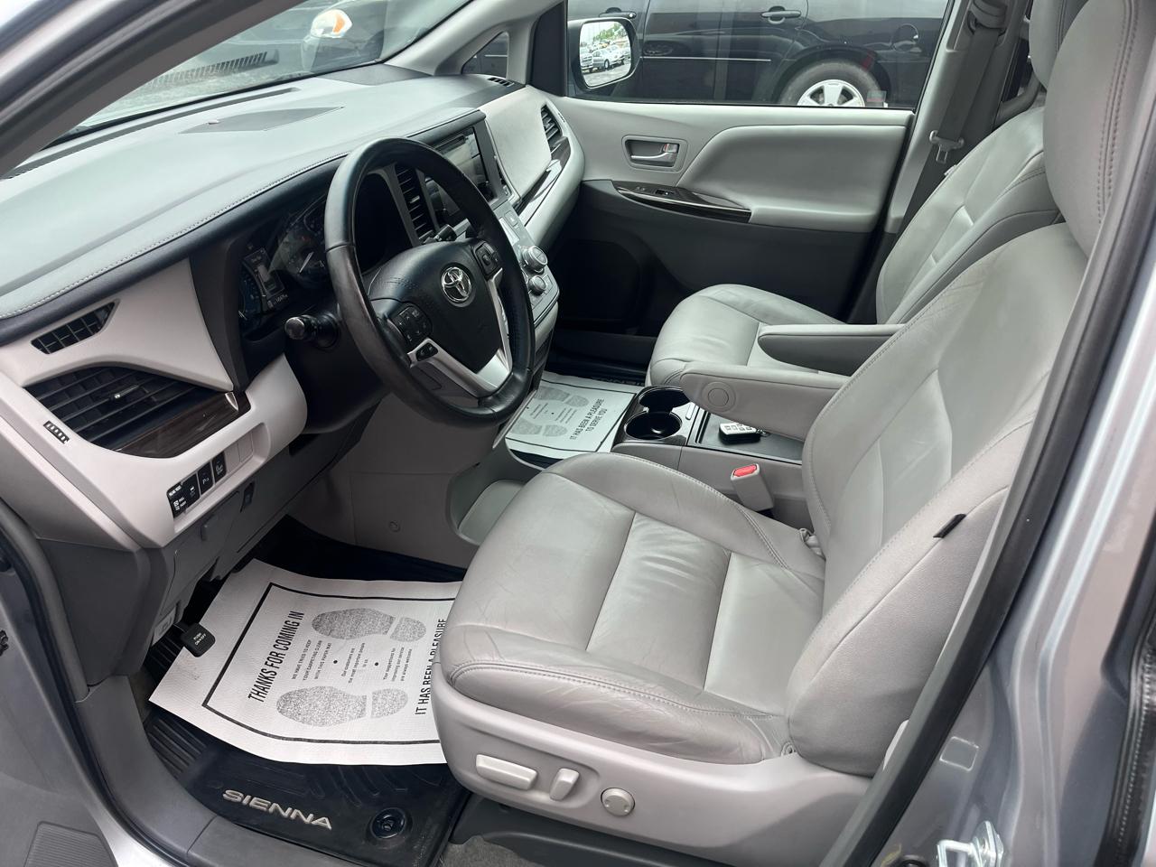 Toyota Sienna XLE Premium FWD 8-Passenger V6 2017