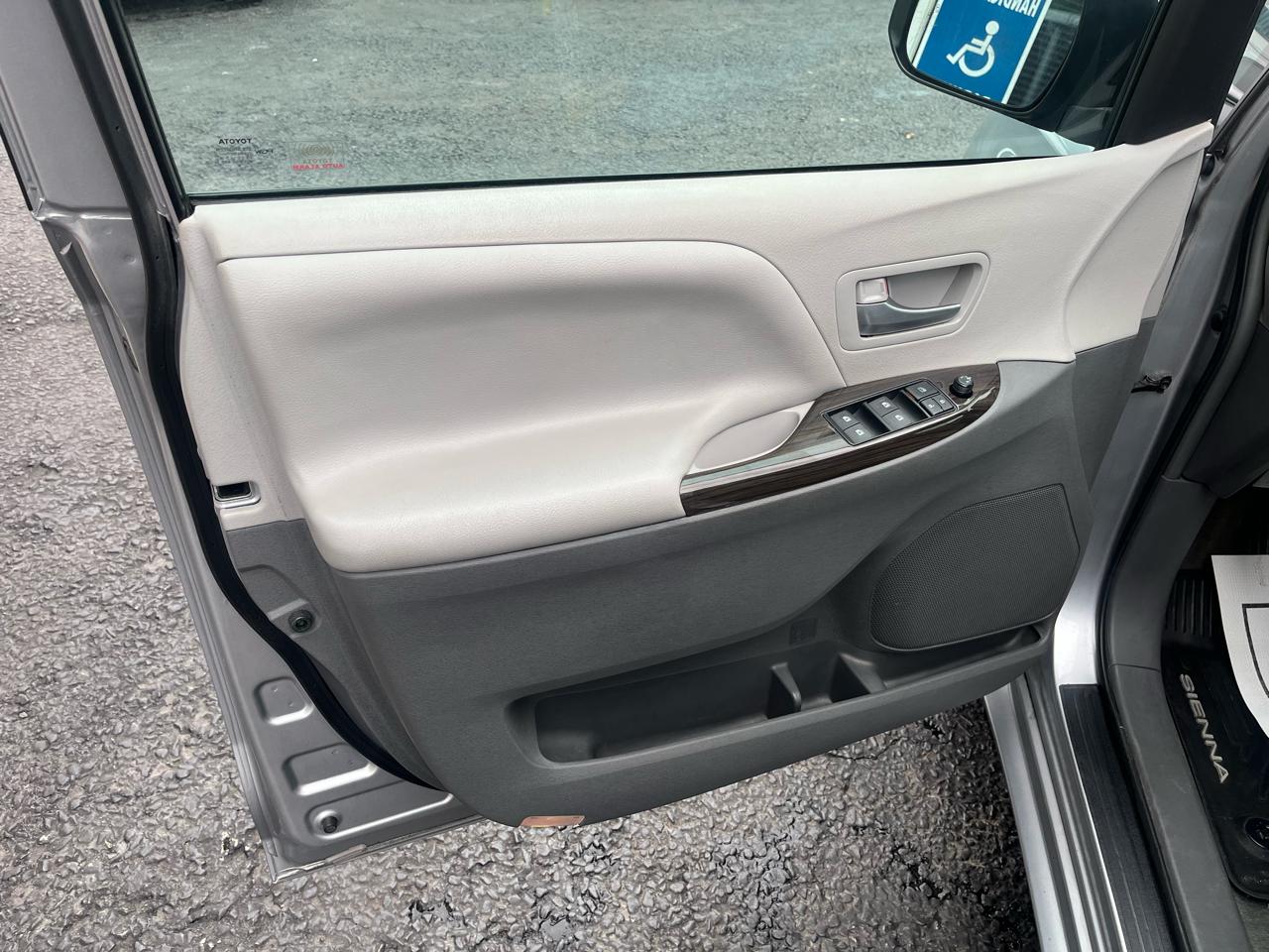 Toyota Sienna XLE Premium FWD 8-Passenger V6 2017