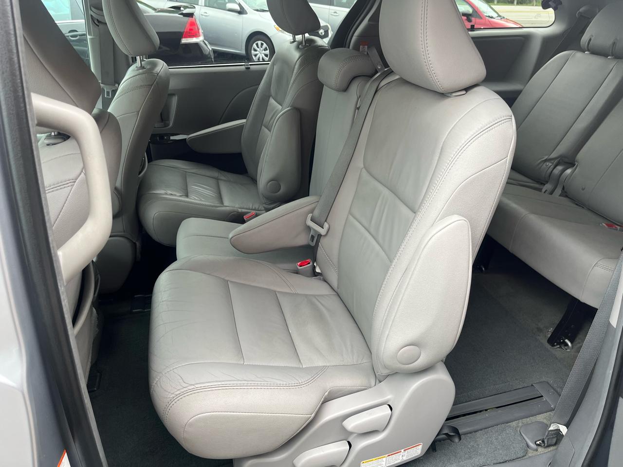 Toyota Sienna XLE Premium FWD 8-Passenger V6 2017