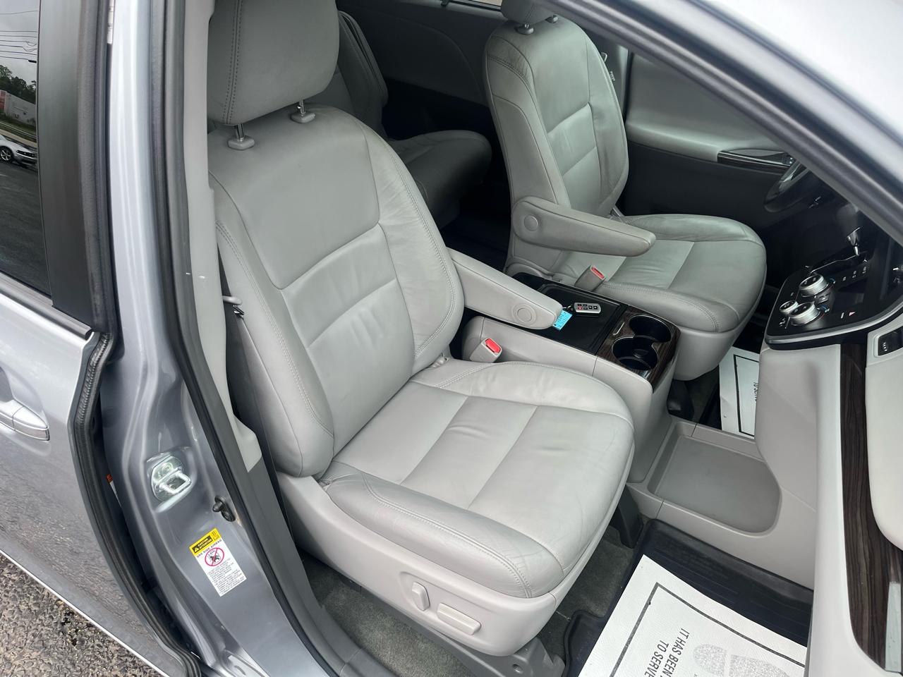 Toyota Sienna XLE Premium FWD 8-Passenger V6 2017