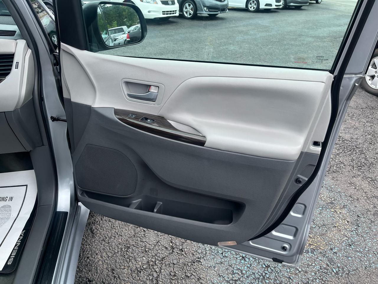 Toyota Sienna XLE Premium FWD 8-Passenger V6 2017