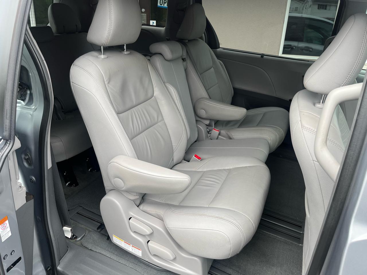 Toyota Sienna XLE Premium FWD 8-Passenger V6 2017