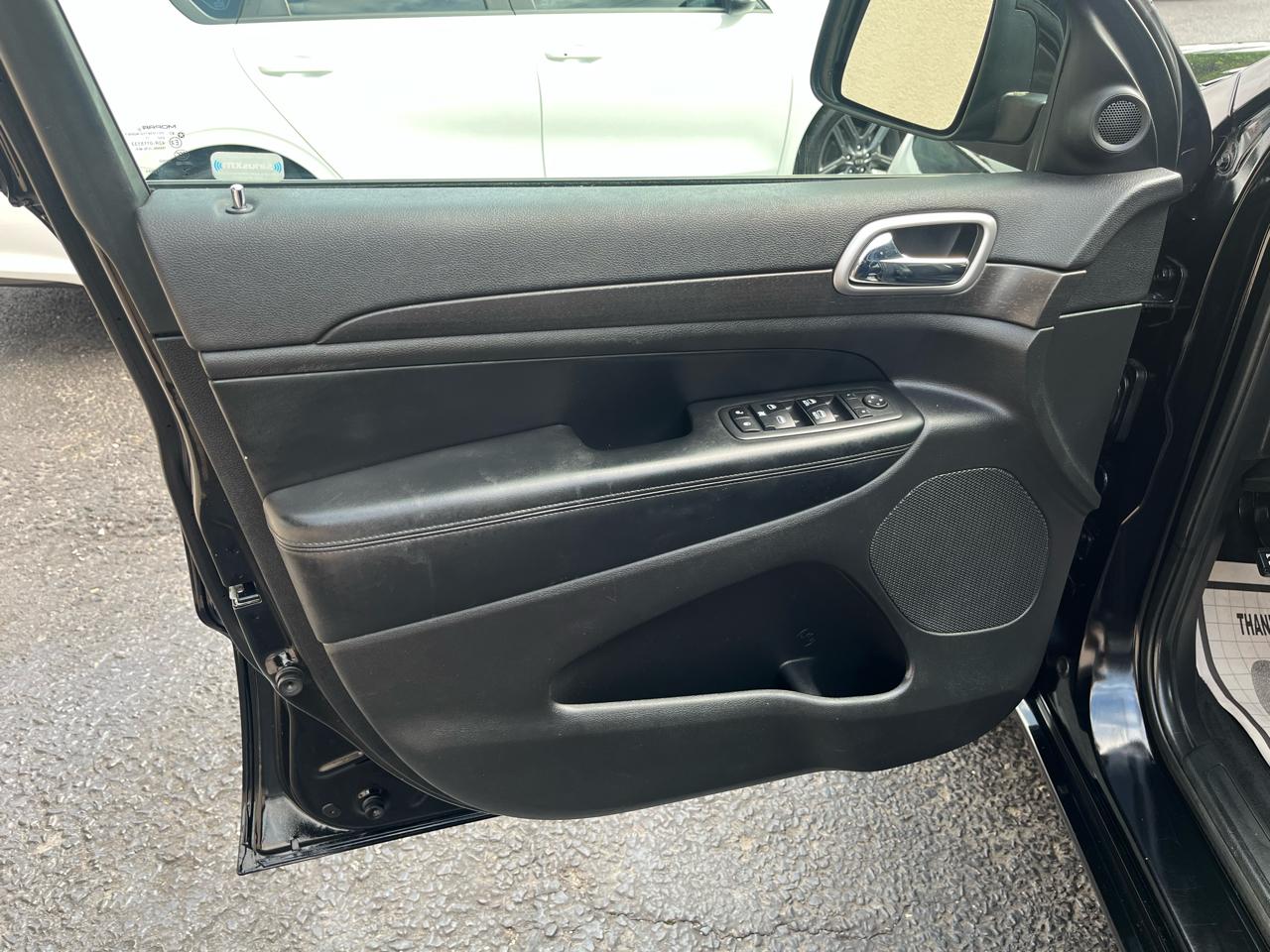 Jeep Grand Cherokee Altitude 4D SUV 4WD 2017