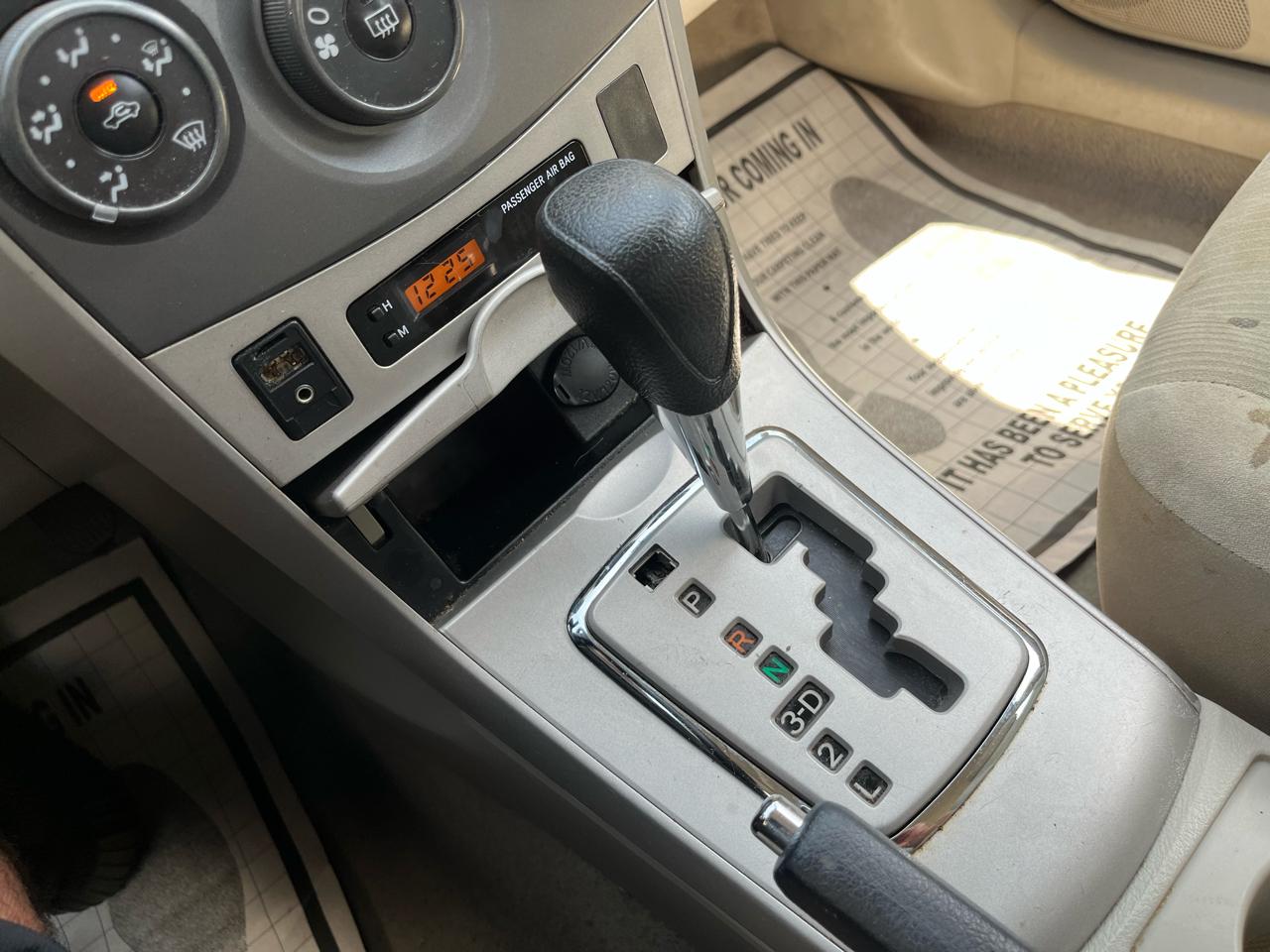 Toyota Corolla LE 4-Speed AT 2011