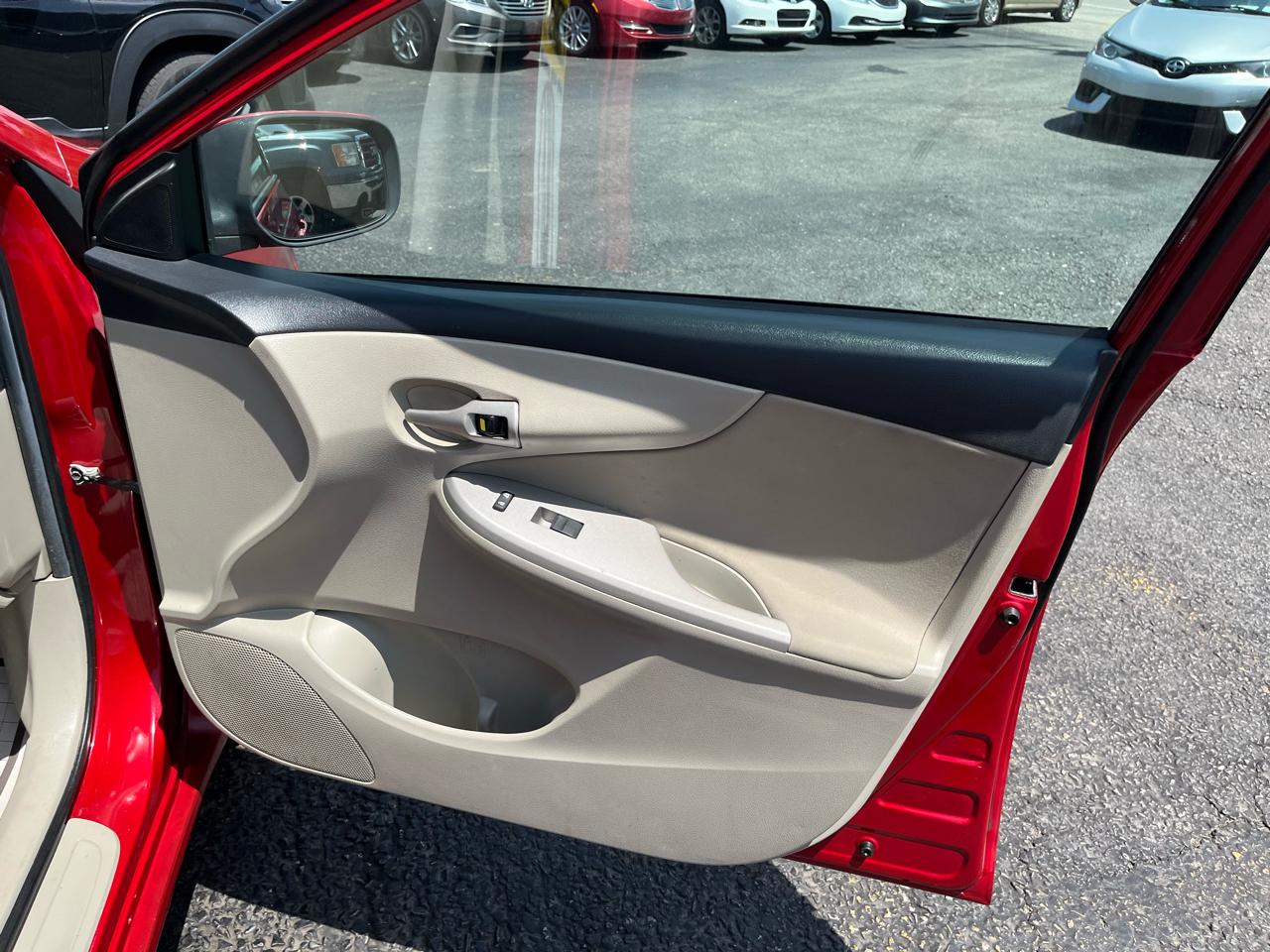Toyota Corolla LE 4-Speed AT 2011