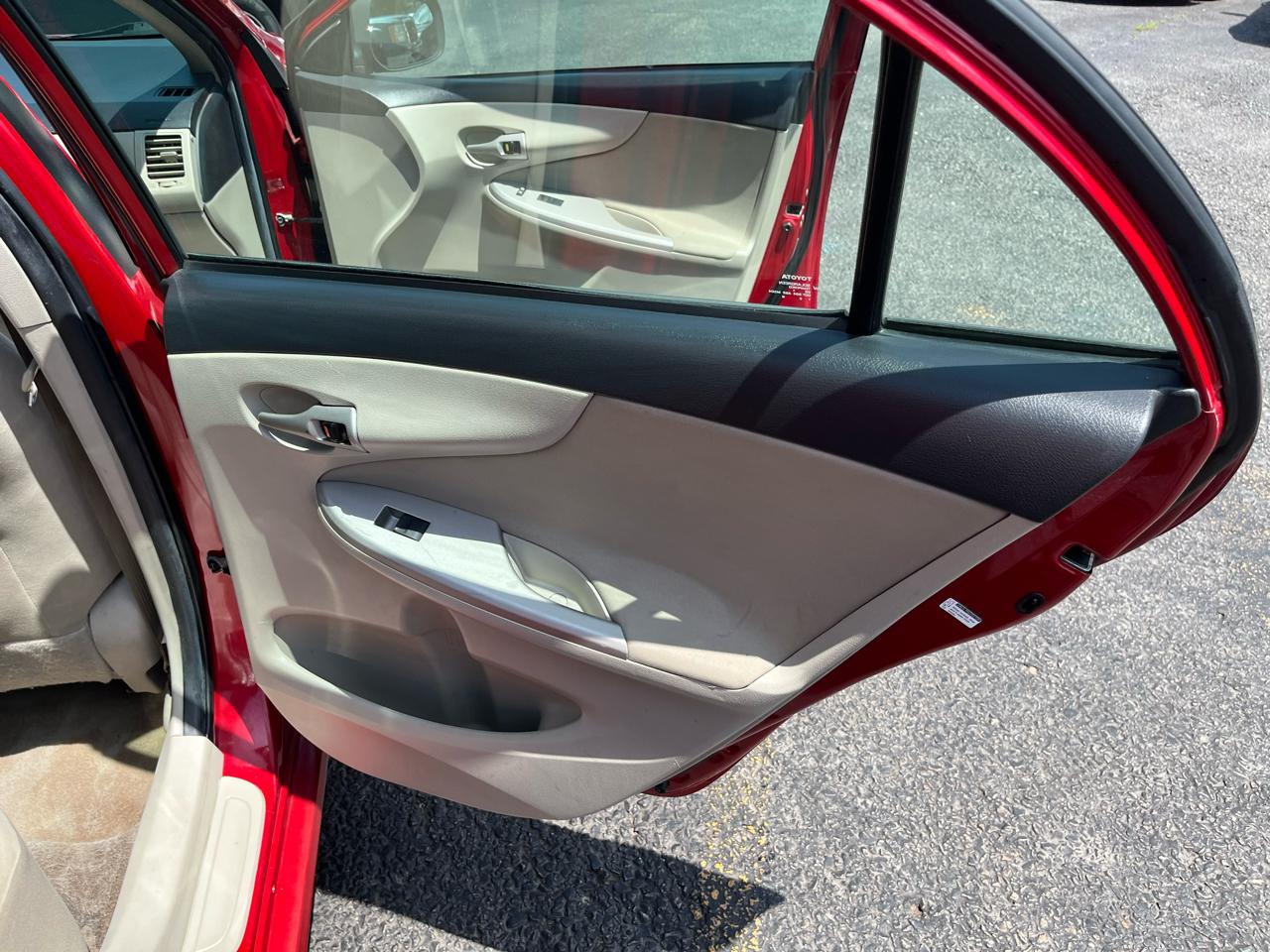 Toyota Corolla LE 4-Speed AT 2011
