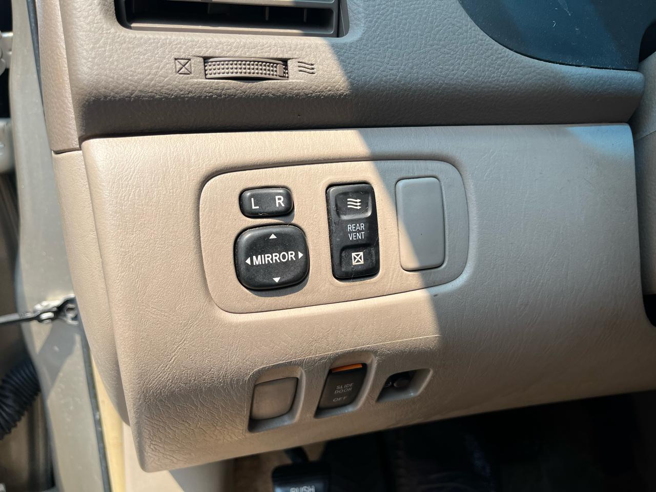 Toyota Sienna LE 7-Passenger 2006