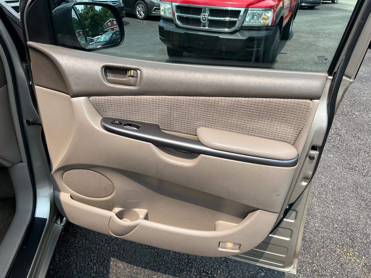 Toyota Sienna LE 7-Passenger 2006