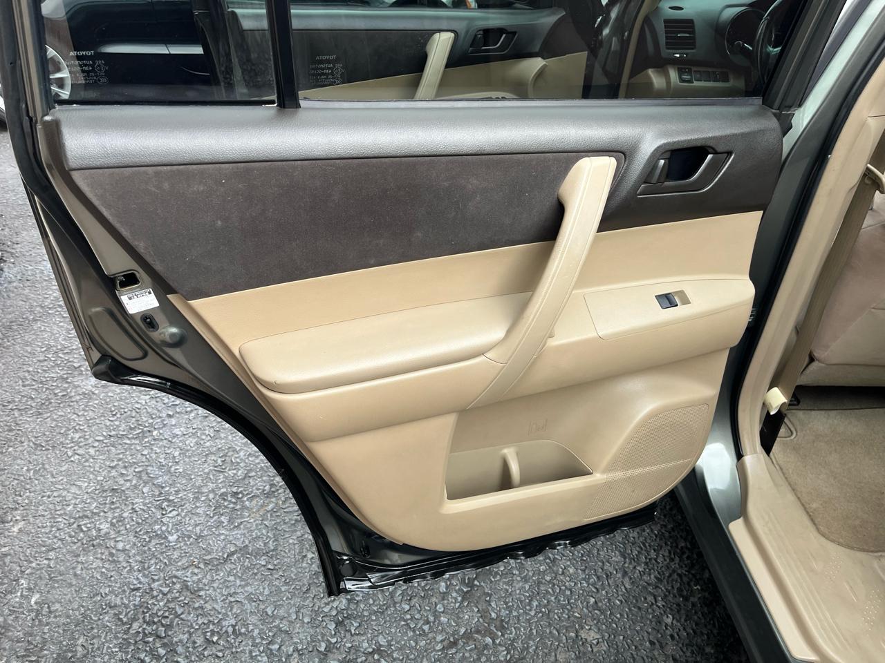 Toyota Highlander Base 4WD 2009