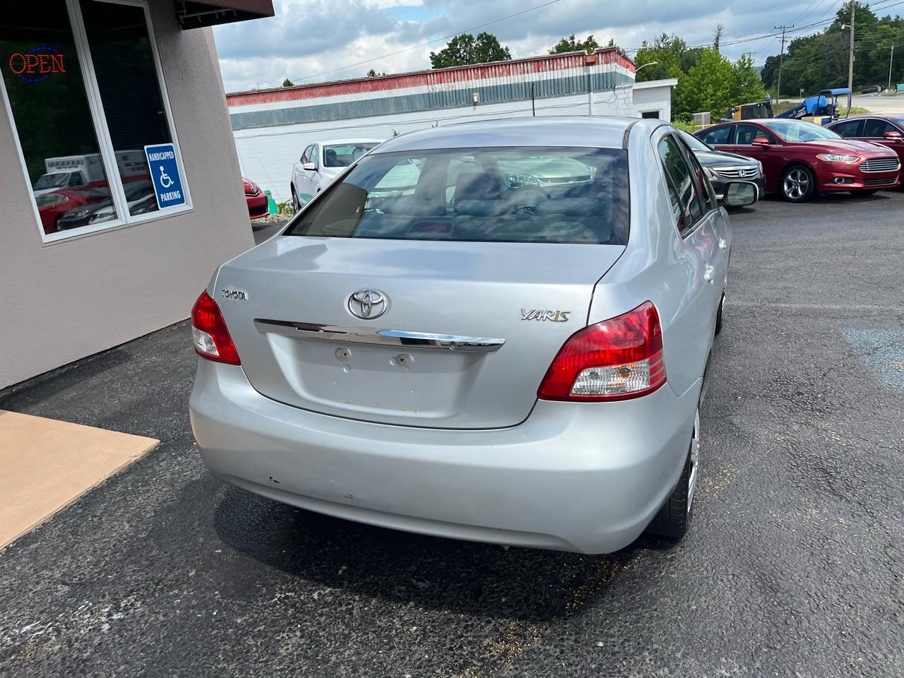 Toyota Yaris Sedan 4-Speed AT 2009