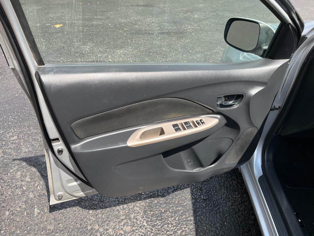 Toyota Yaris Sedan 4-Speed AT 2009