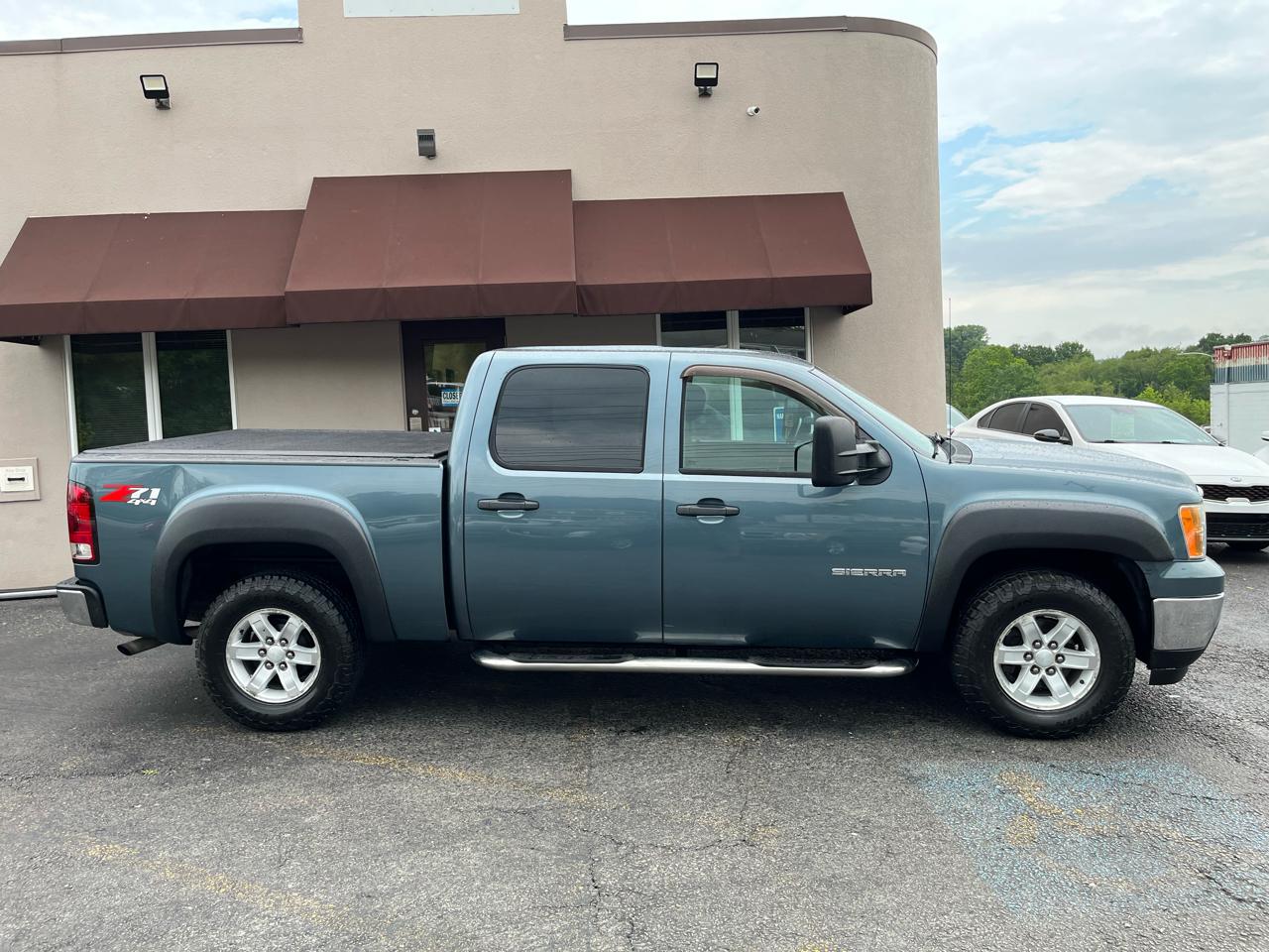 GMC Sierra 1500 SLE Crew Cab 4WD 2011