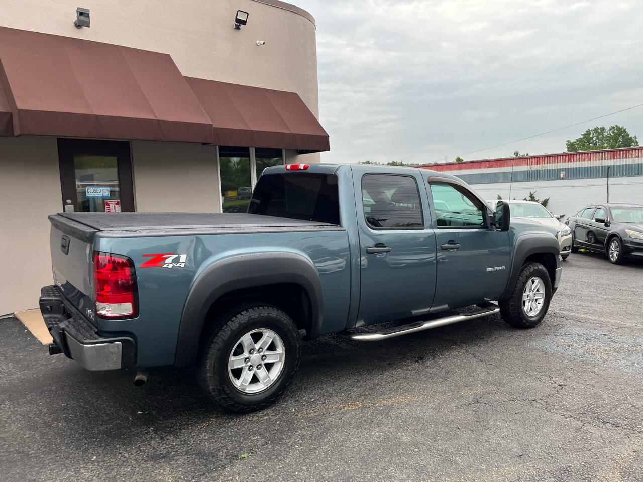 GMC Sierra 1500 SLE Crew Cab 4WD 2011