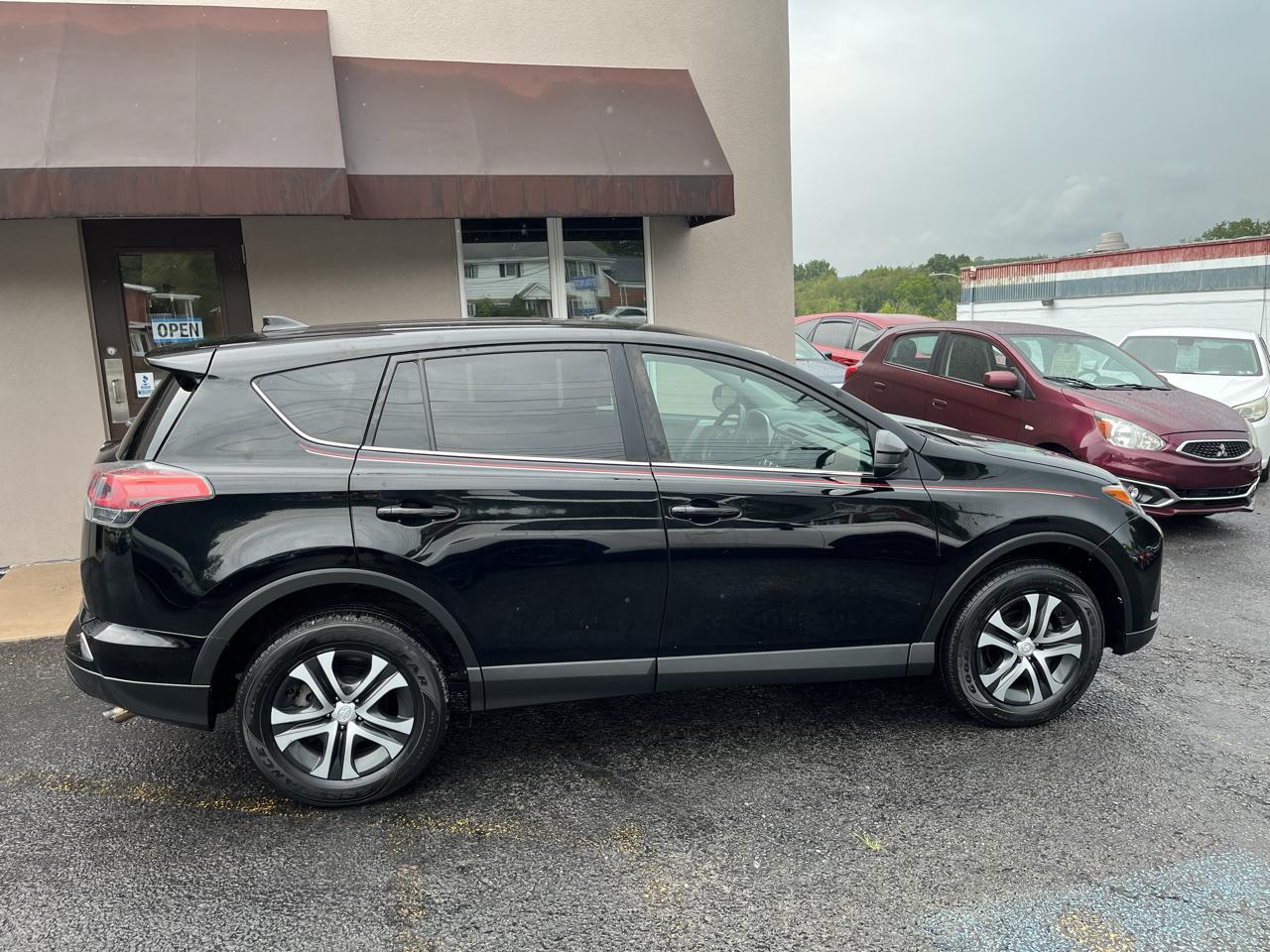 Toyota RAV4 LE AWD 2018