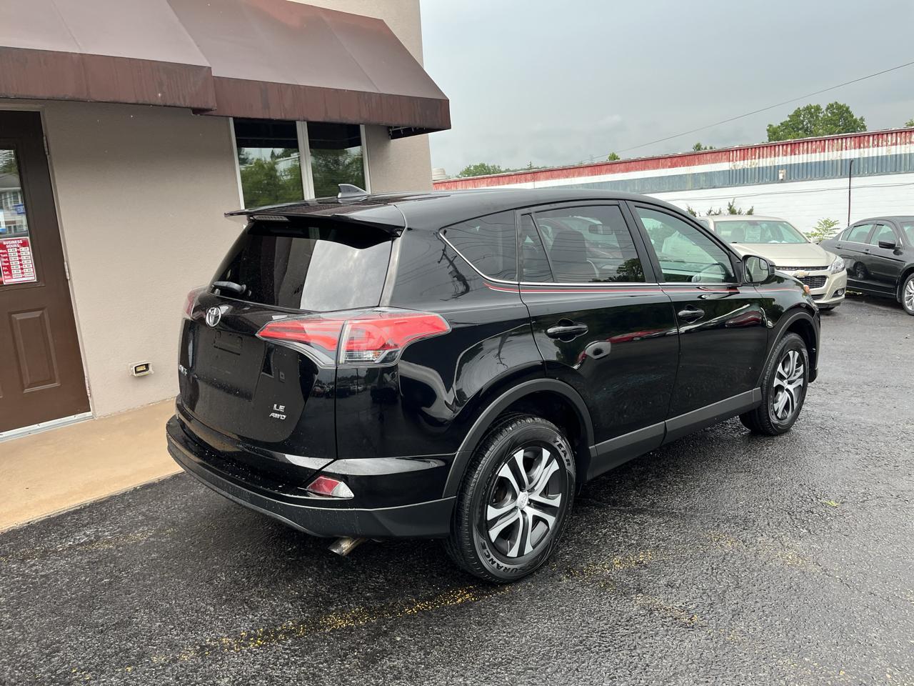 Toyota RAV4 LE AWD 2018