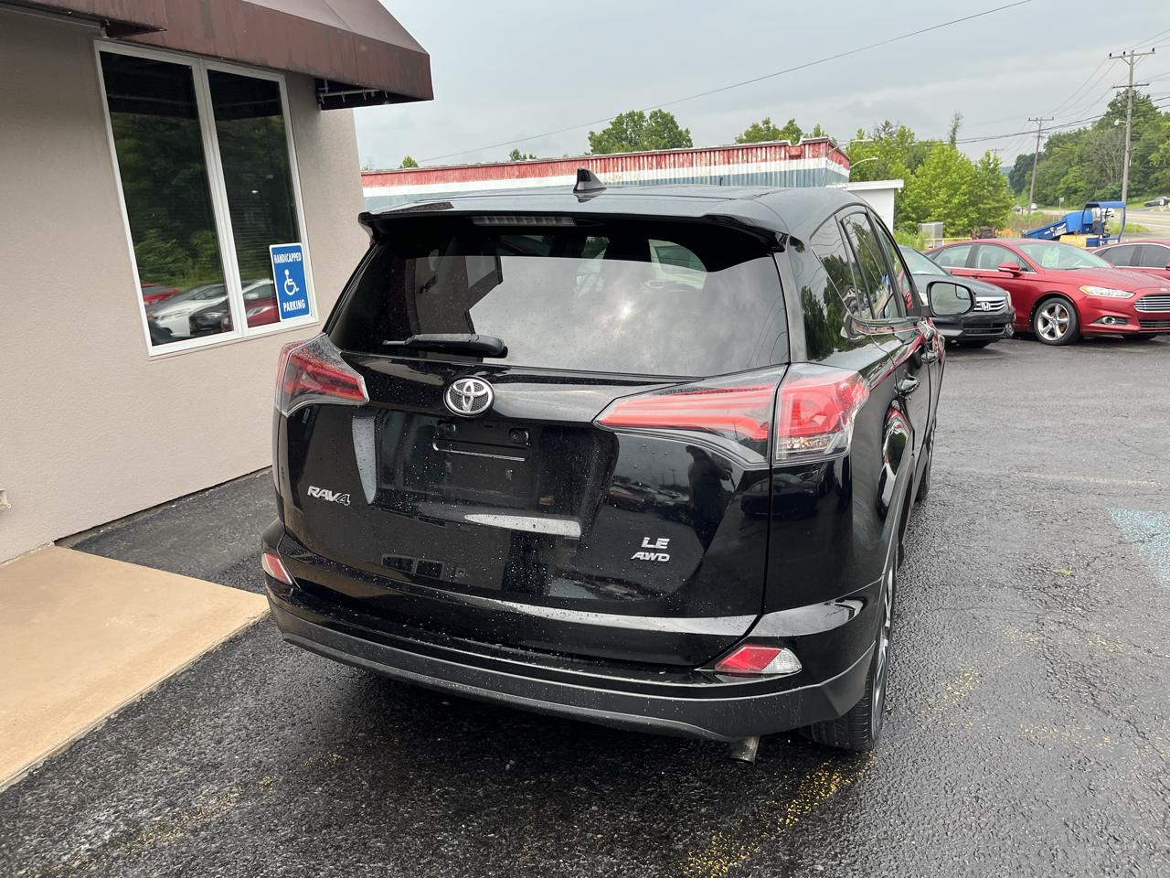 Toyota RAV4 LE AWD 2018