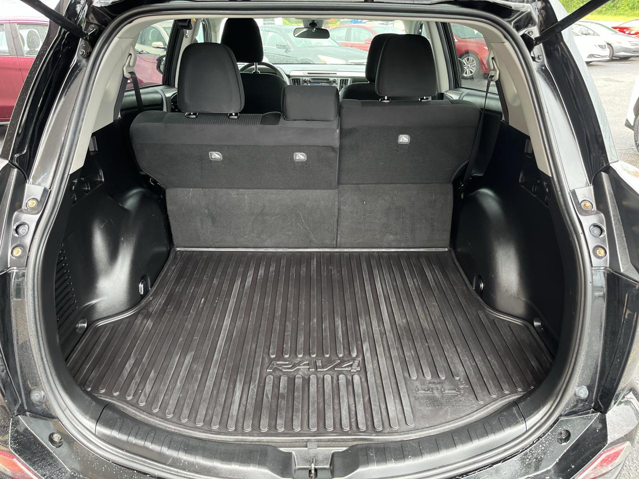 Toyota RAV4 LE AWD 2018