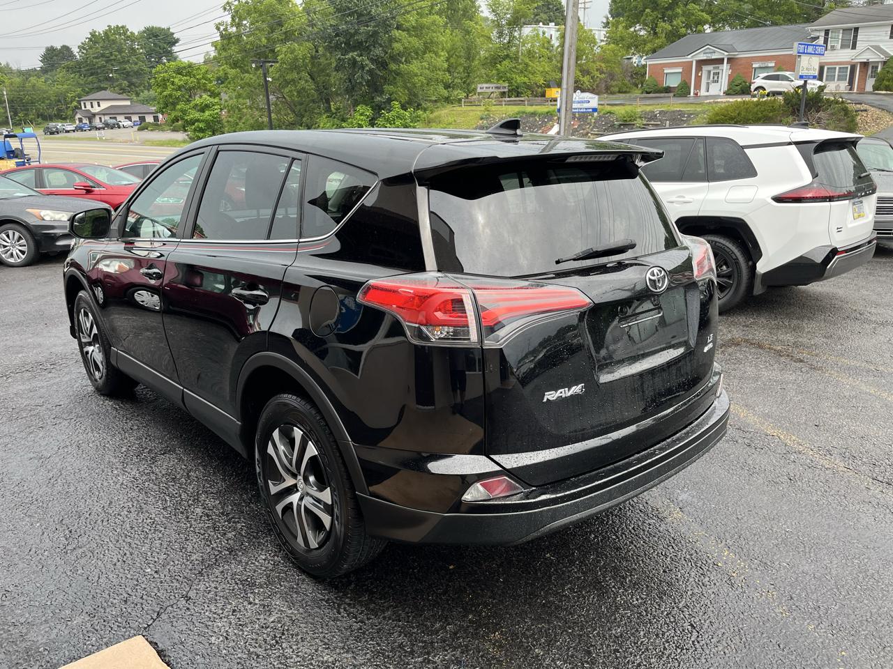 Toyota RAV4 LE AWD 2018