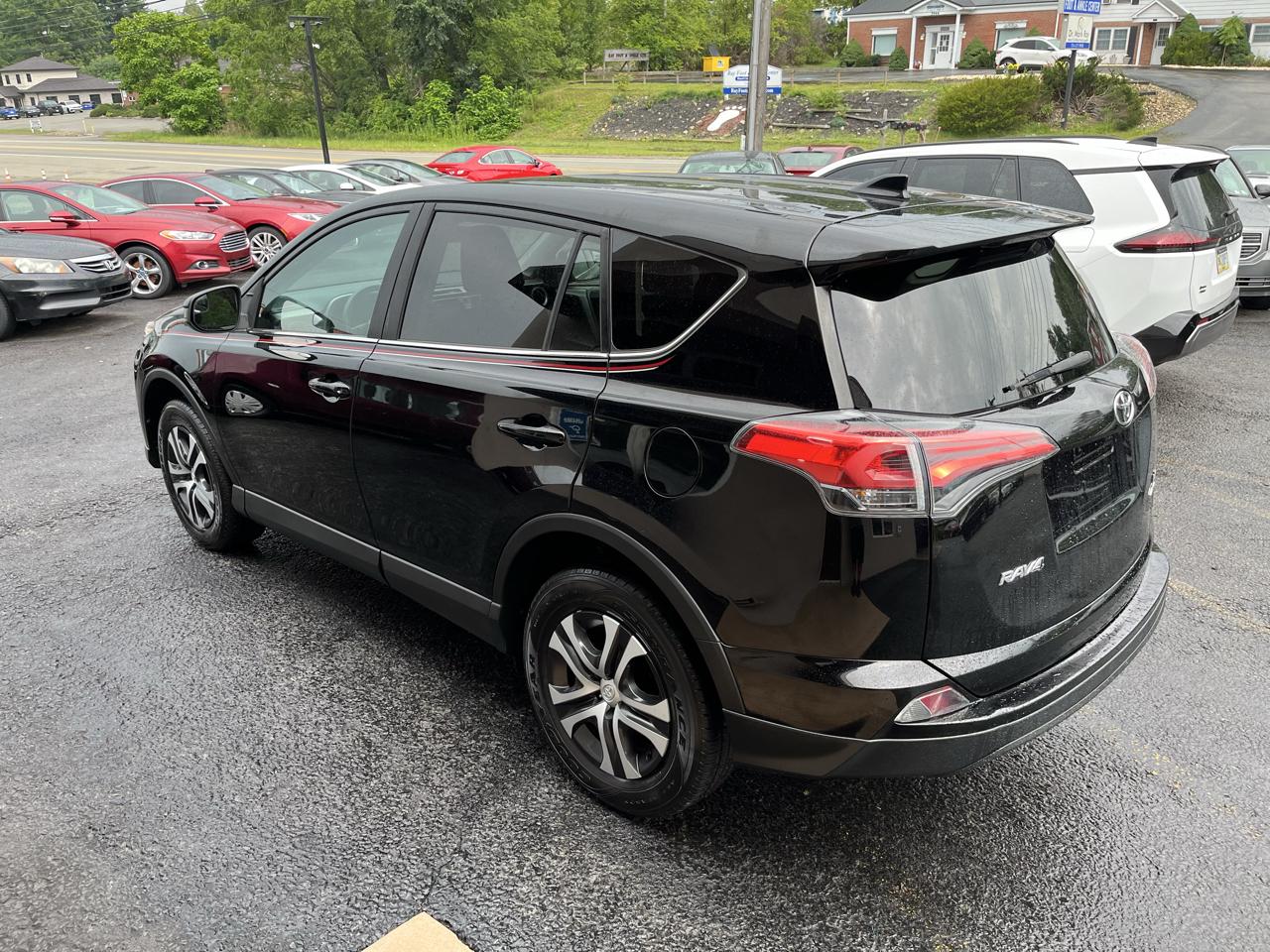 Toyota RAV4 LE AWD 2018