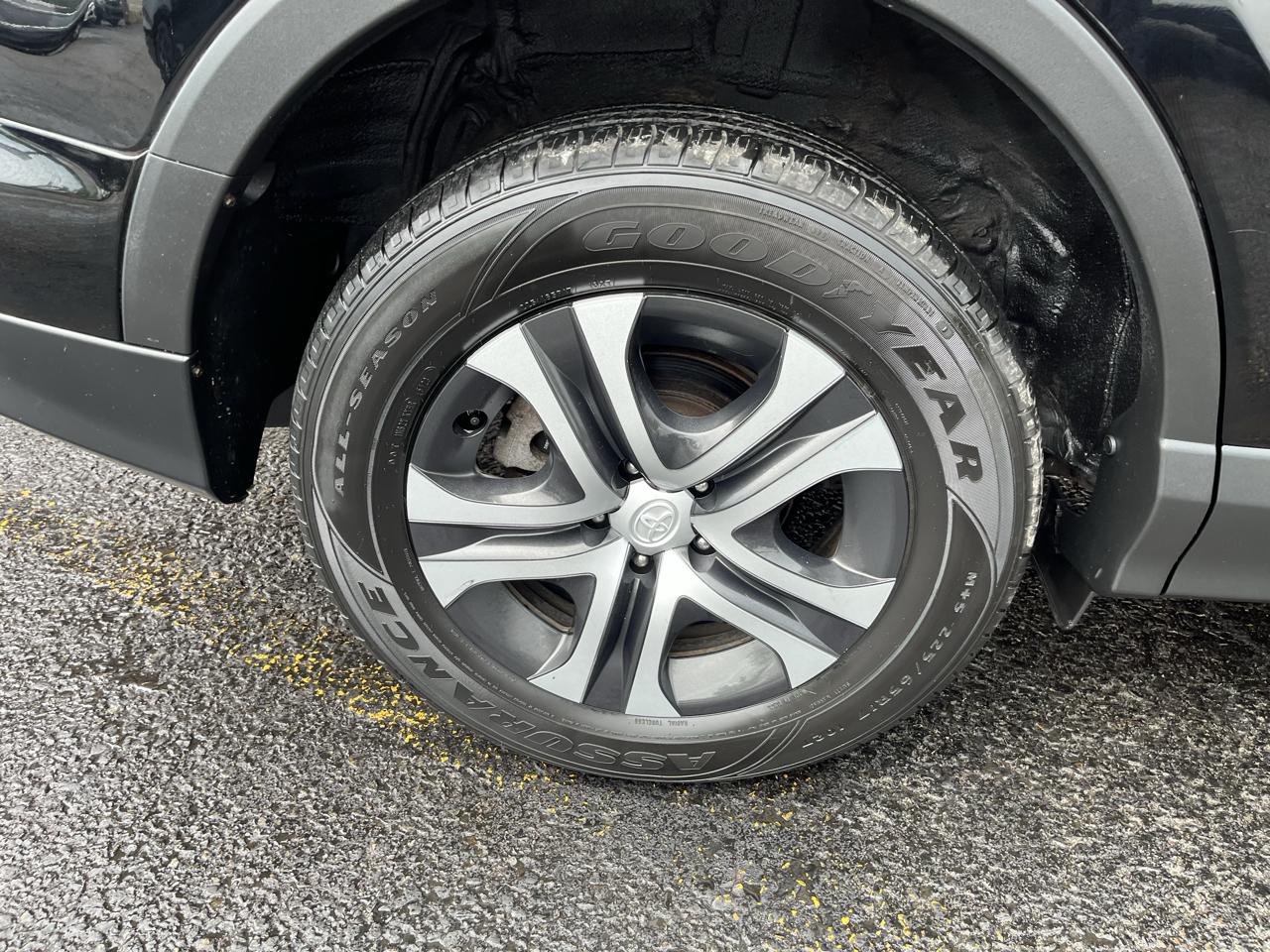 Toyota RAV4 LE AWD 2018