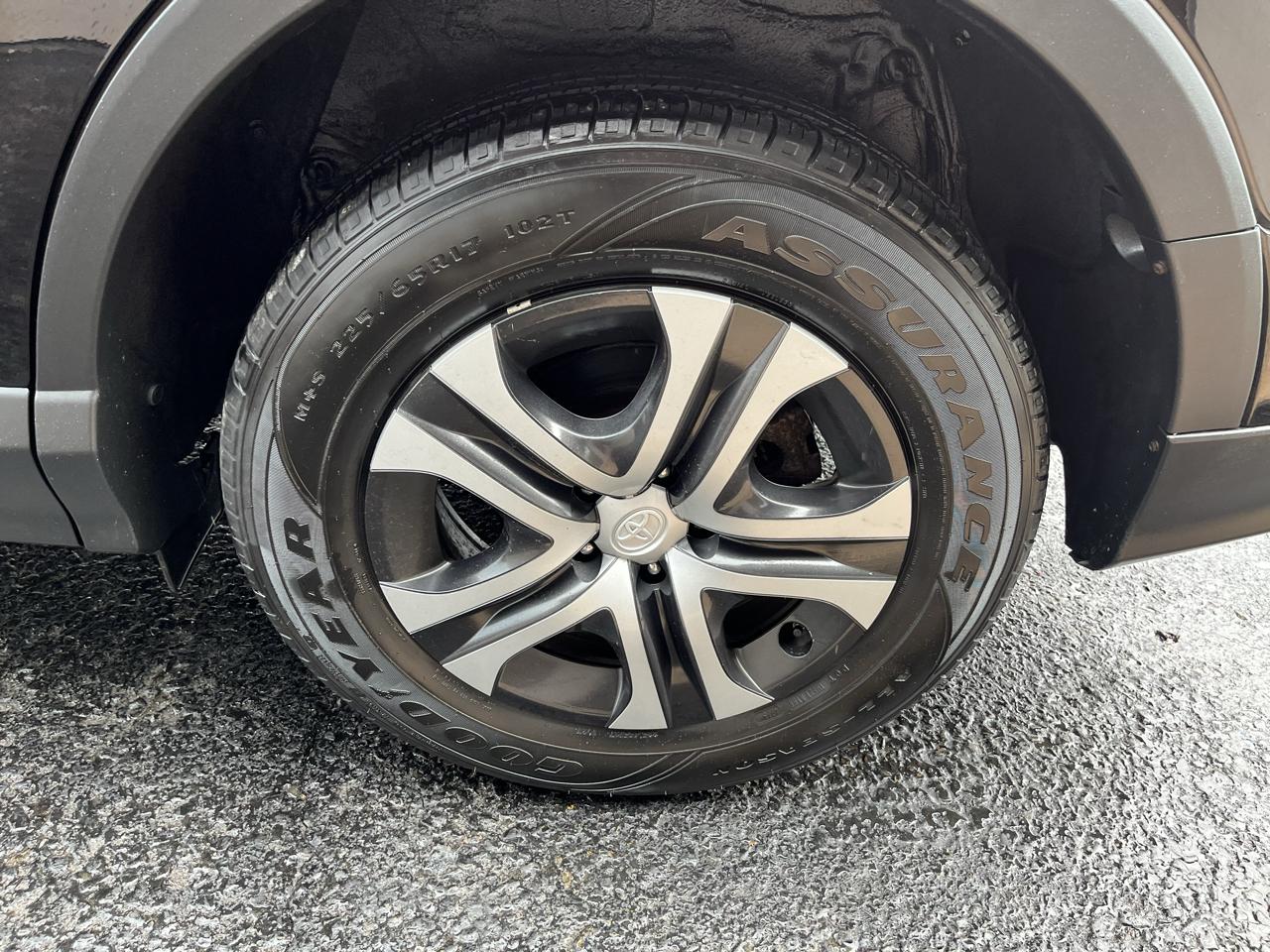 Toyota RAV4 LE AWD 2018