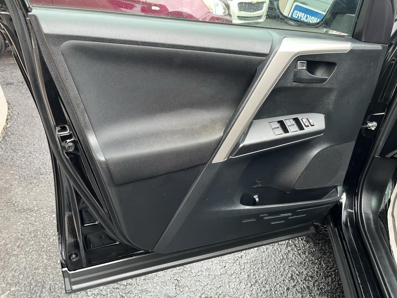 Toyota RAV4 LE AWD 2018