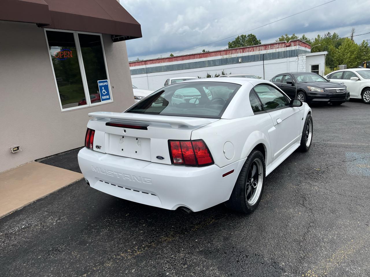 Ford Mustang GT Deluxe Coupe 2003