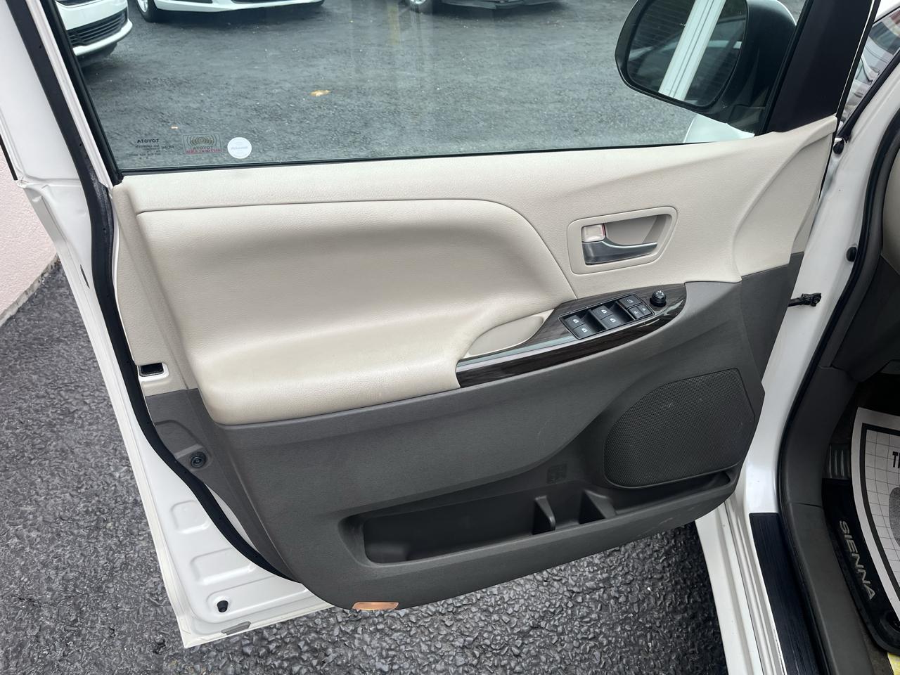 Toyota Sienna Limited AWD 7-Passenger V6 2015