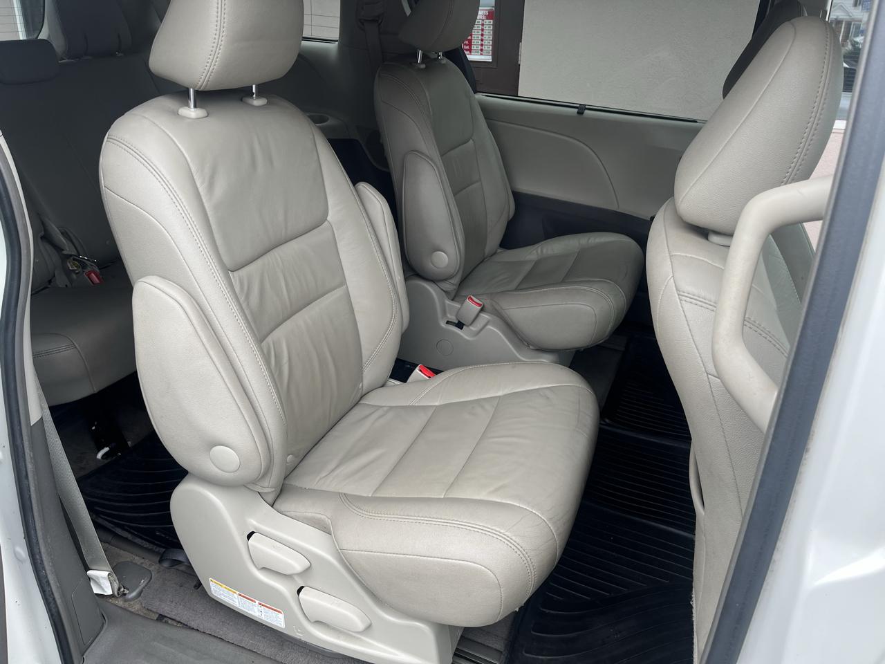 Toyota Sienna Limited AWD 7-Passenger V6 2015