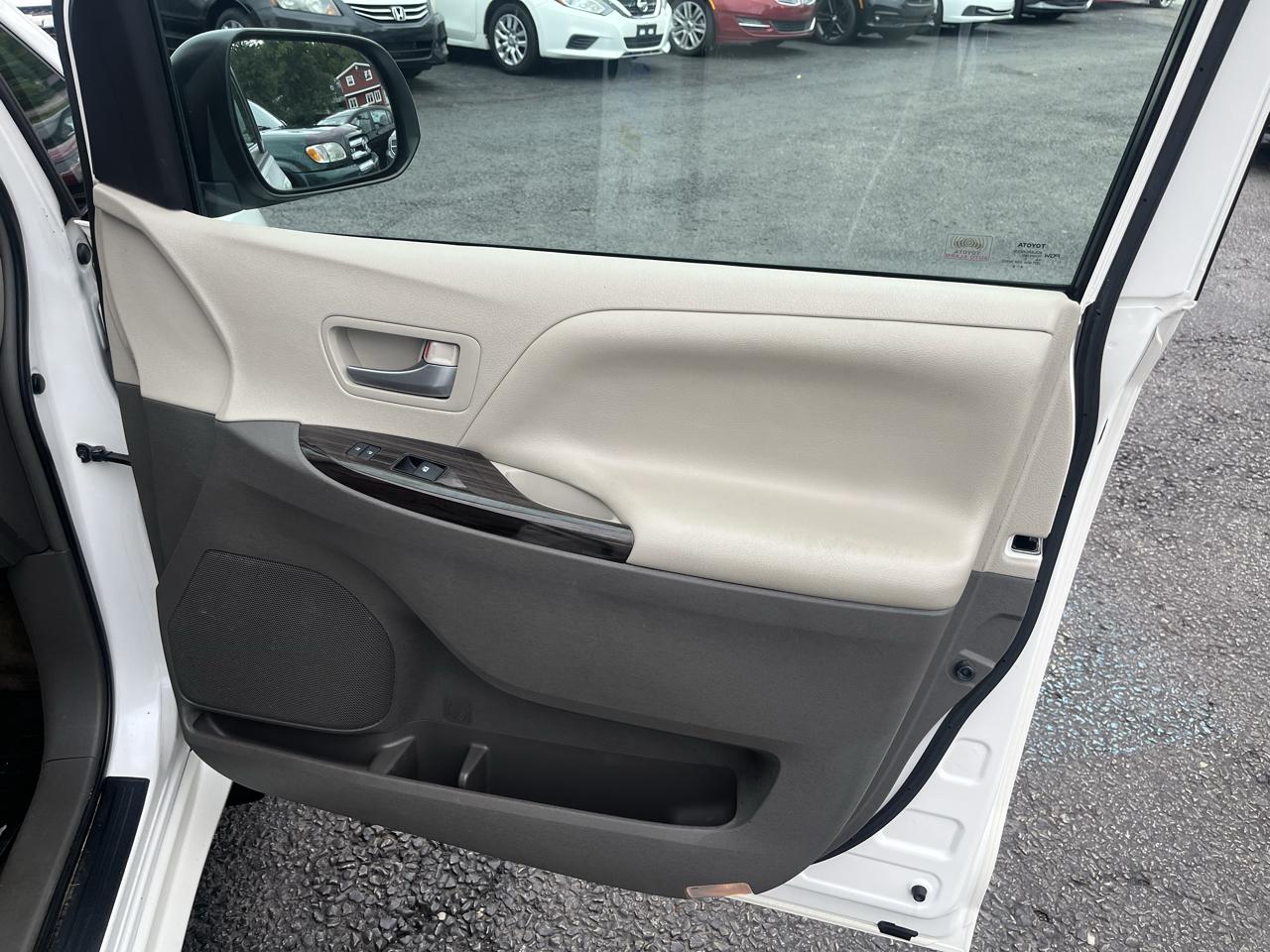 Toyota Sienna Limited AWD 7-Passenger V6 2015