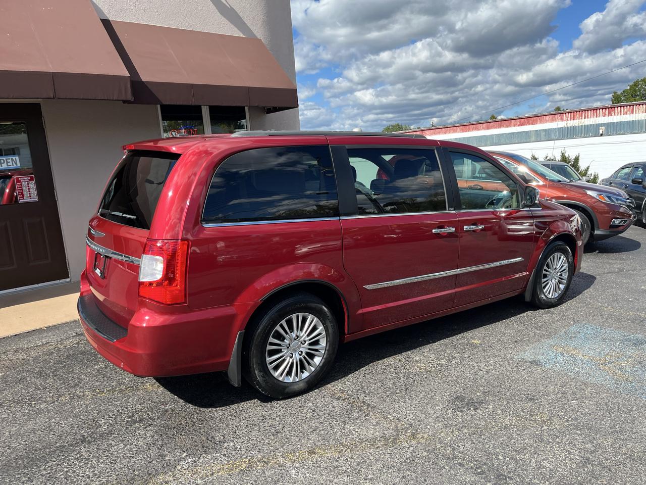 Chrysler Town & Country Touring-L 2013