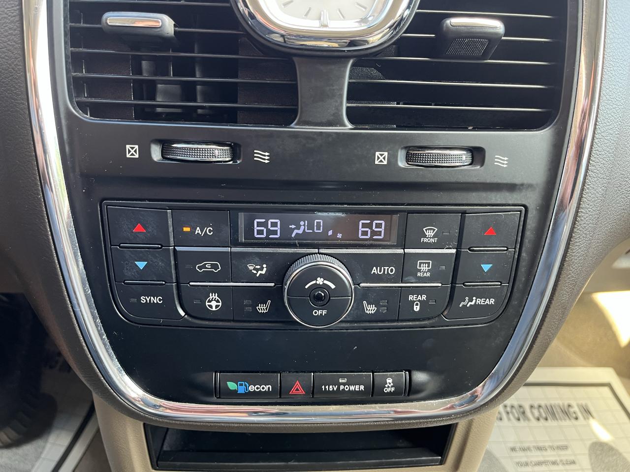 Chrysler Town & Country Touring-L 2013