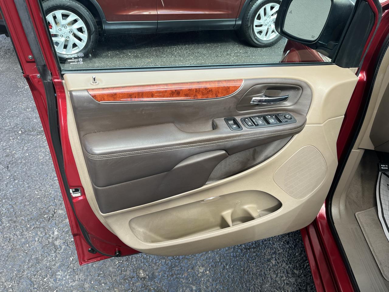 Chrysler Town & Country Touring-L 2013