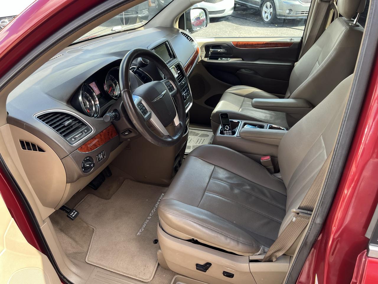 Chrysler Town & Country Touring-L 2013