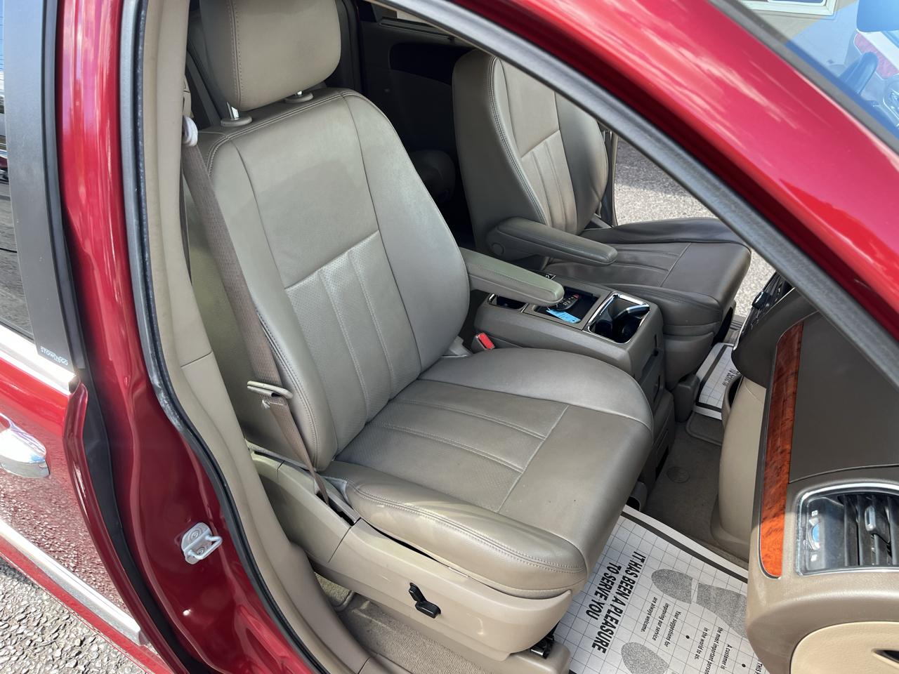 Chrysler Town & Country Touring-L 2013