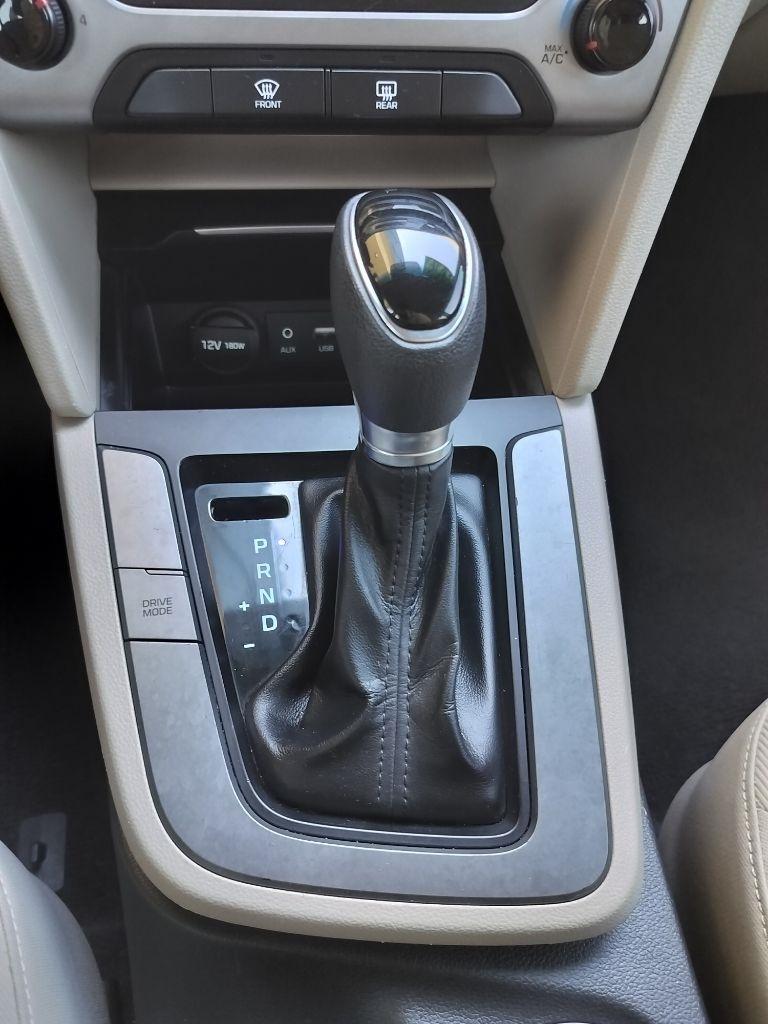 Hyundai Elantra SE 6AT 2017