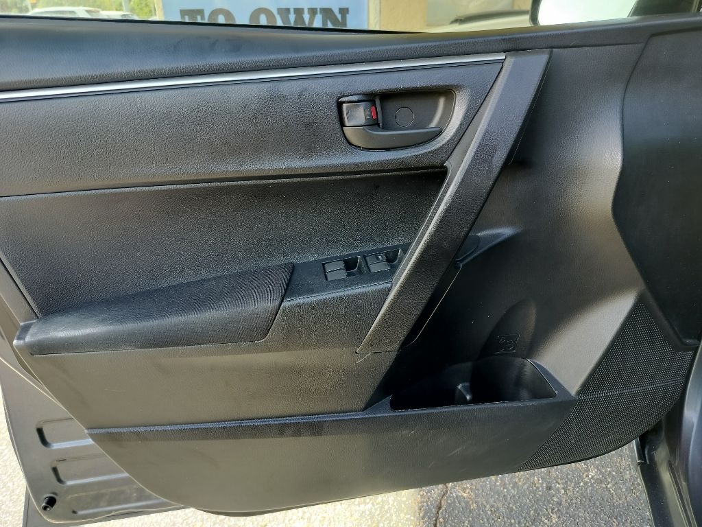 2014 Toyota Corolla LE photo 17