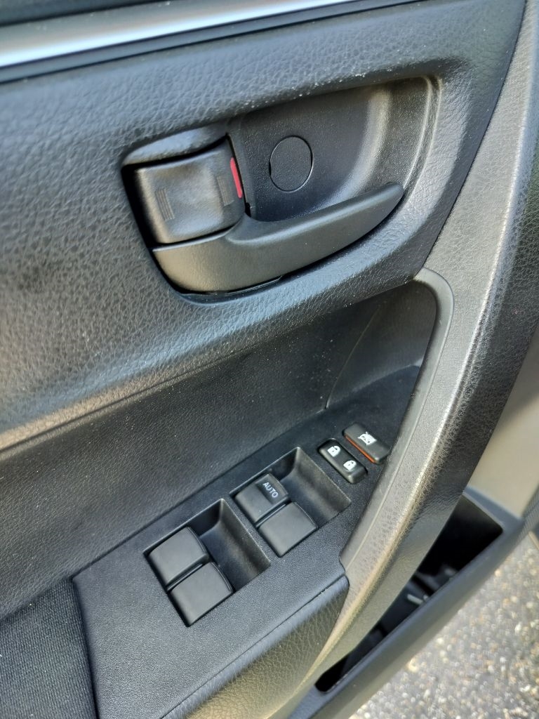 2014 Toyota Corolla LE photo 18