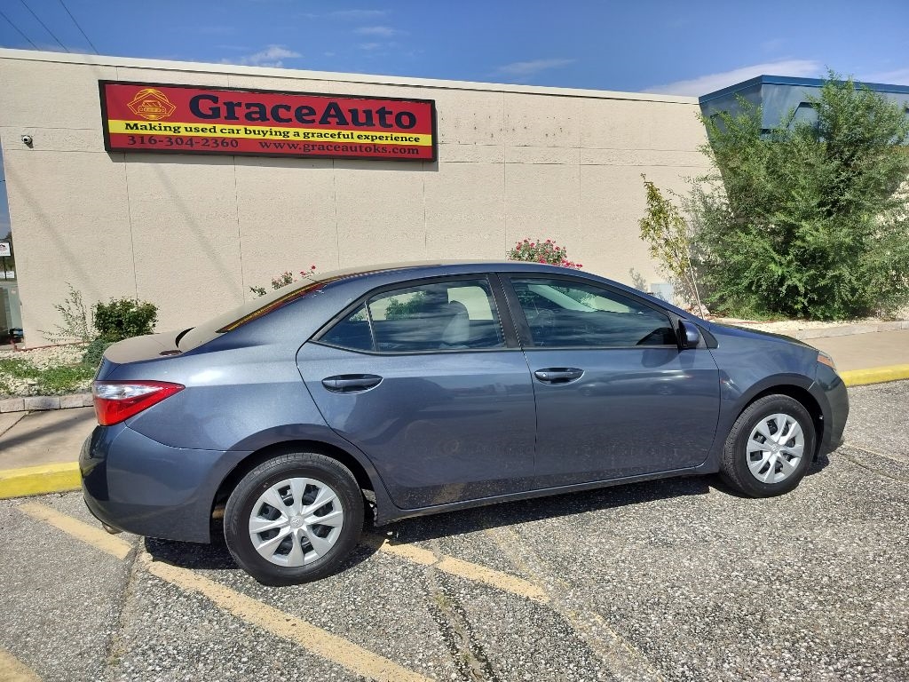 2014 Toyota Corolla LE photo 25