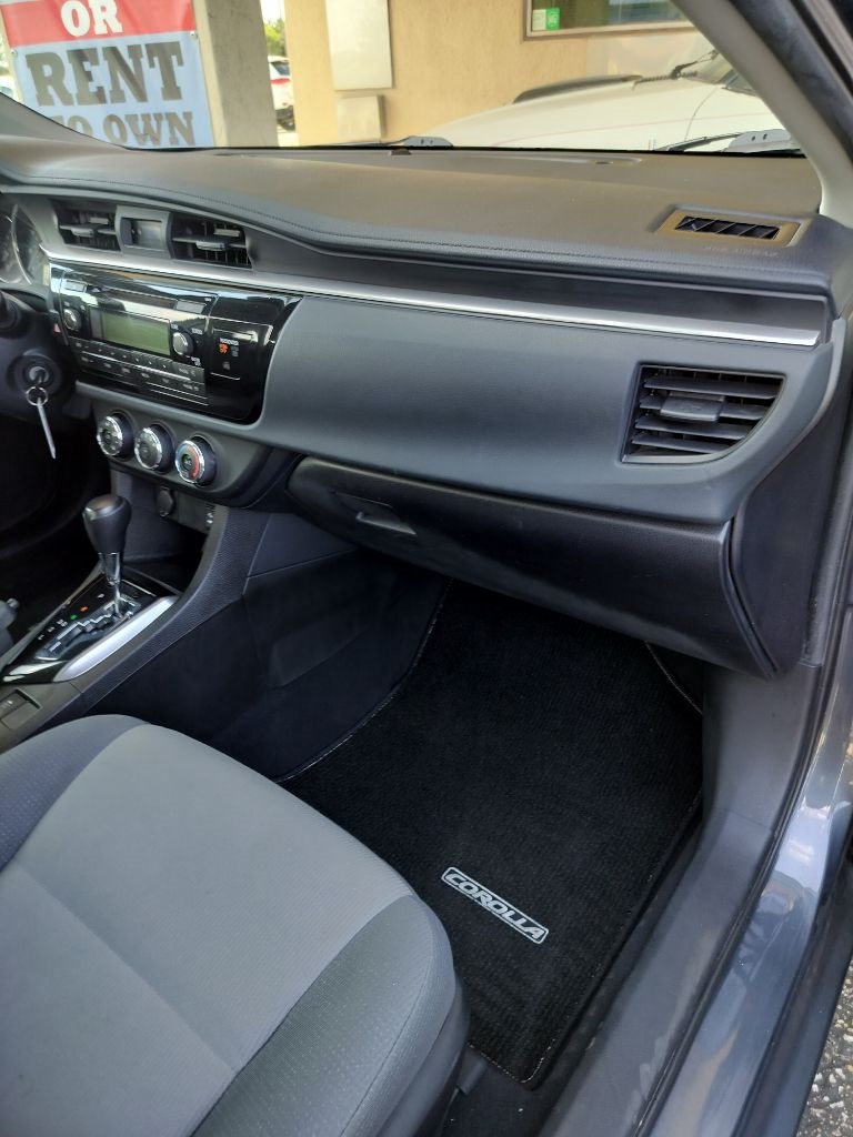 2014 Toyota Corolla LE photo 29
