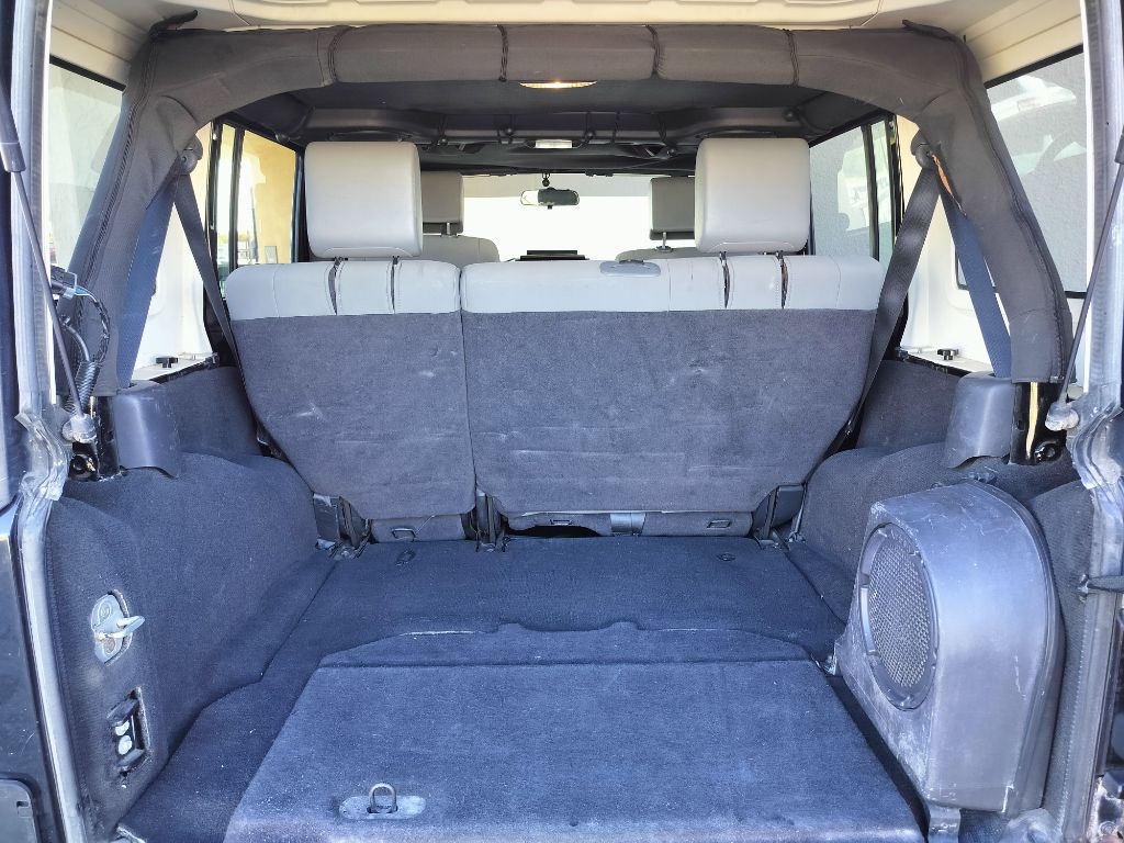 Jeep Wrangler Unlimited Sahara 4WD 2010