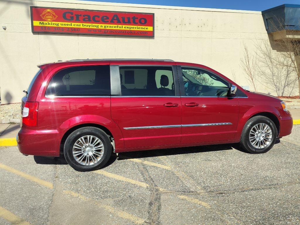 Chrysler Town & Country Touring-L 2013