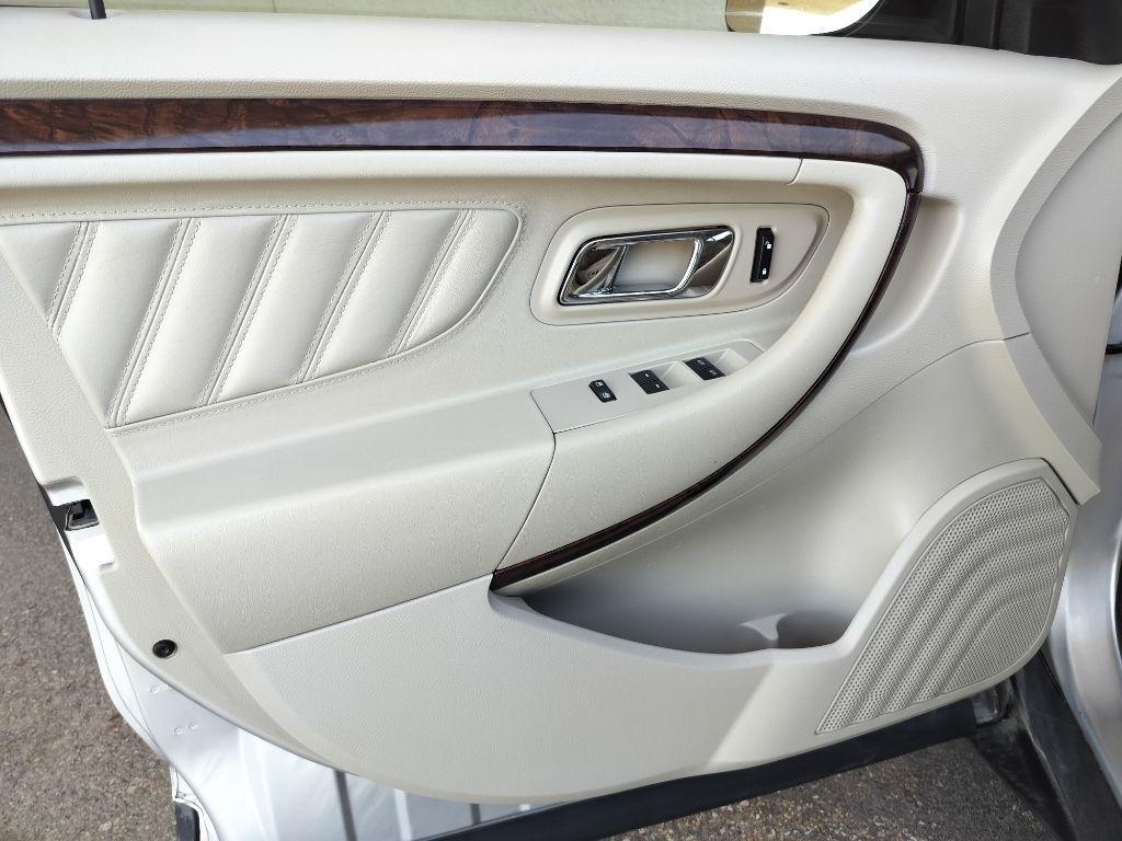 Ford Taurus Limited FWD 2011