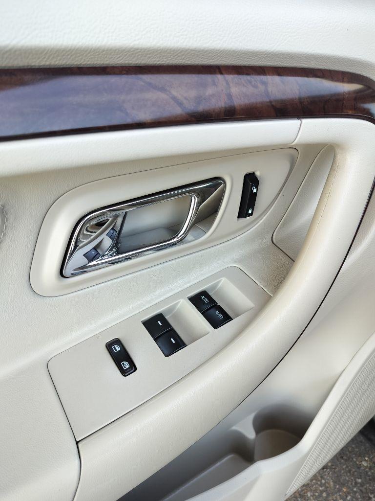 Ford Taurus Limited FWD 2011