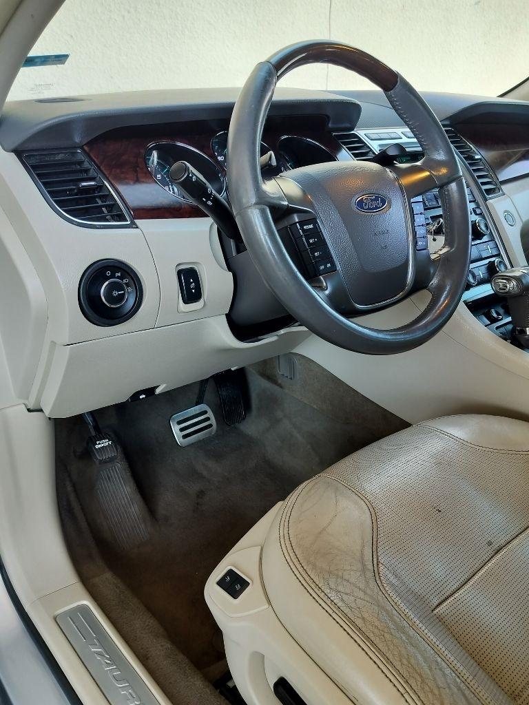 Ford Taurus Limited FWD 2011
