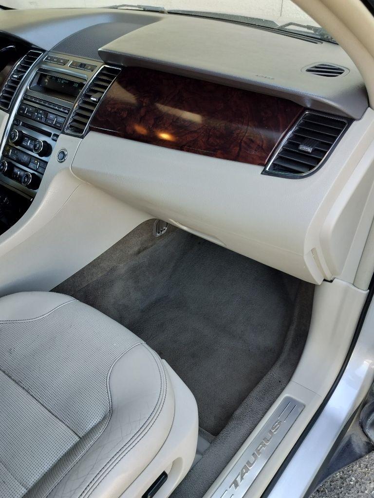 Ford Taurus Limited FWD 2011