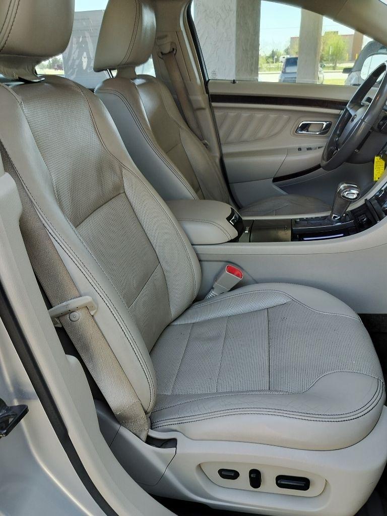 Ford Taurus Limited FWD 2011