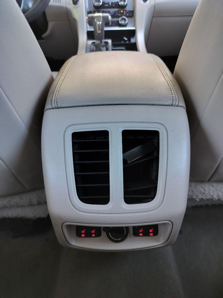 Ford Taurus Limited FWD 2011