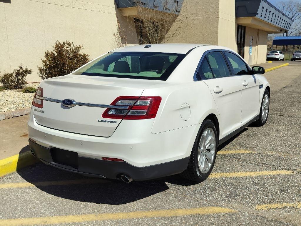 Ford Taurus Limited FWD 2018